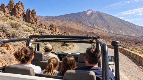 Familie bei einer Jeep-Safari durch die Vulkanlandschaft Teneriffas Richtung Teide