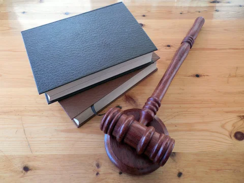 Gesetzbuch und Richterhammer